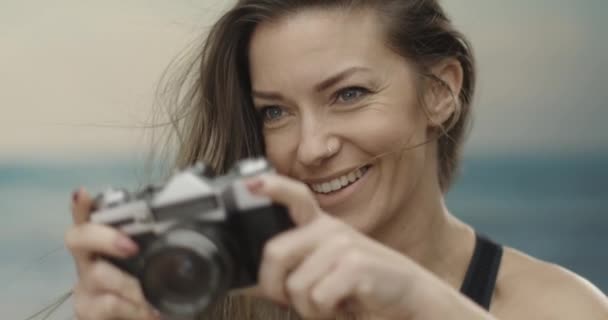 Fotógrafo sonriente usando su cámara vintage — Vídeo de stock