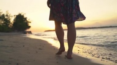 Bali 'de deniz kenarında gün batımı. 4k ağır çekim. 