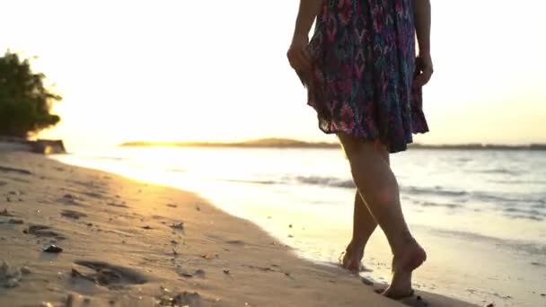 Andando descalço ao longo da praia. Alegria pura . — Vídeo de Stock
