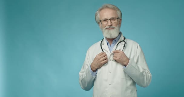 Friendly doctor looking into the camera — Stock Video