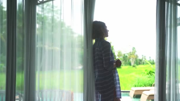 Kaffee auf der Veranda vor einem Pool. Urlaub auf Bali. — Stockvideo