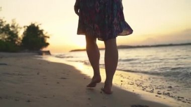 Bali 'de deniz kenarında gün batımı. 4k ağır çekim. 