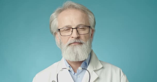 Tiro médio de um médico amigável olhando para a câmera. 4k câmera lenta . — Vídeo de Stock