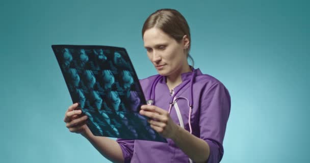 Enfermera mirando la tomografía computarizada de los pulmones infectados por el virus corona. 4k cámara lenta — Vídeos de Stock
