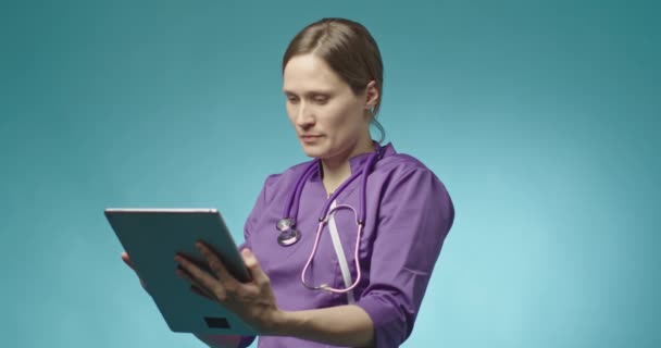 Enfermeira a ver a tomografia computadorizada dos pulmões infectados pelo vírus da corona. 4k câmera lenta — Vídeo de Stock