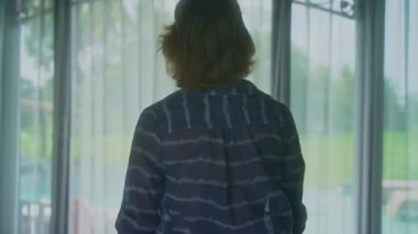 Kafkasyalı kadın evinin perdelerini açtı ve sabahın erken saatlerinde havuza doğru yürüdü..