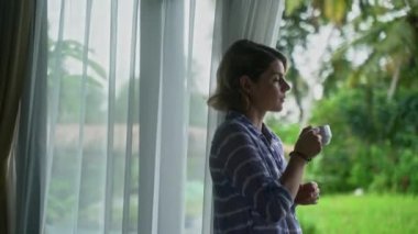  Havuzun önündeki terasta sabah kahvesi. Tatil kipi açık.