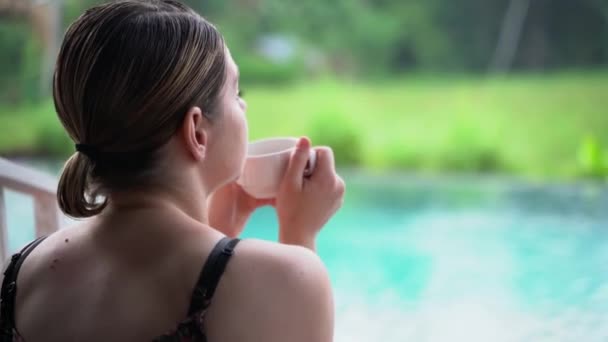 Café por la mañana en la terraza frente a la piscina. Modo de vacaciones ON . — Vídeo de stock