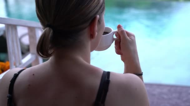 Poranna kawa na tarasie przed basenem. Tryb urlopowy włączony. — Wideo stockowe
