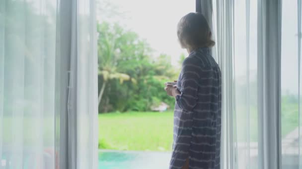 Café de la mañana frente a la piscina, rodeado de hermosa naturaleza. Modo de vacaciones ON . — Vídeo de stock