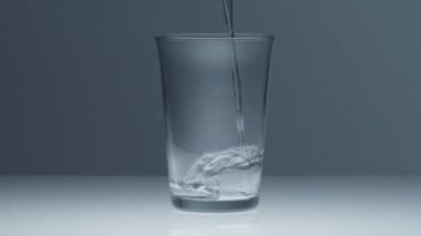 Suyla dolu şeffaf cam.