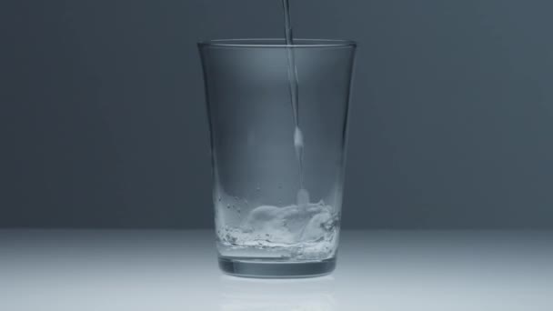 Vidrio transparente lleno de agua — Vídeo de stock