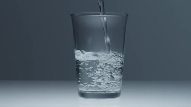 verre transparent rempli d'eau 