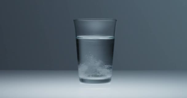 Multiwitaminowa tabletka rozpuszczająca się w szklance świeżej wody. 4k strzał zwolnionego tempa. — Wideo stockowe