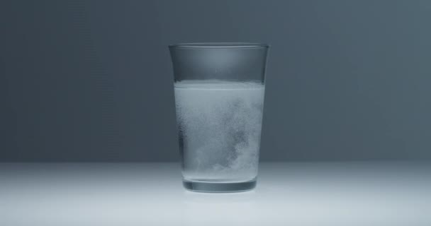 pilule multi vitamines se dissolvant dans un verre d'eau douce. 4k tir au ralenti . 