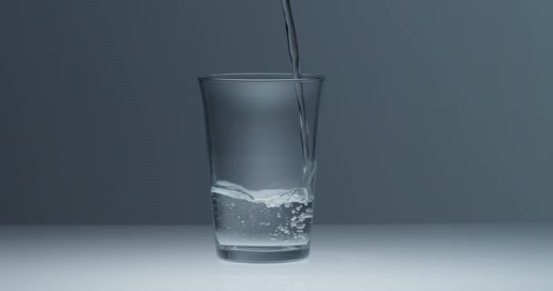 Transparentes Glas mit Wasser gefüllt — Stockvideo