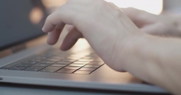 Plano medio de manos femeninas escribiendo en el teclado de la computadora. 4k cámara lenta — Vídeos de Stock