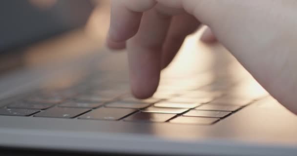Primer plano de las manos femeninas escribiendo en el teclado de la computadora. 4k cámara lenta — Vídeo de stock
