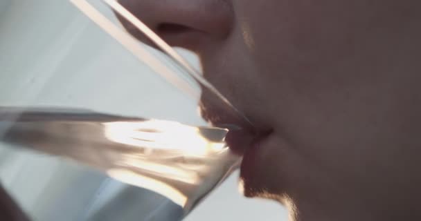 Labios femeninos bebiendo agua de un vaso transparente. 4k cámara lenta — Vídeo de stock