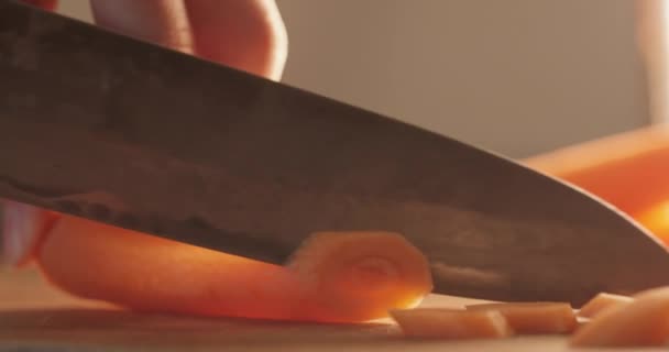 Ιαπωνικό μαχαίρι κόβει ένα καρότο — Αρχείο Βίντεο