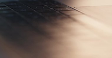 Bilgisayar klavye harflerinin soyut görüntüsü.