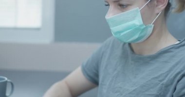  Evde maske takan bir kadın. Evde kal, Corona zamanlarında