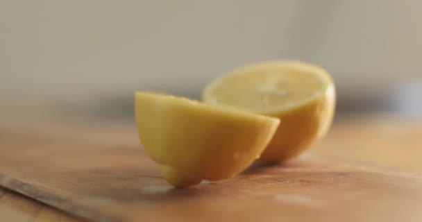 Лимон разваливается после того, как его разрезают пополам . — стоковое видео