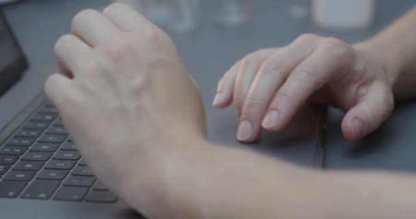 Close-up van vrouwelijke handen typen op het computertoetsenbord in covid 19 keer. 4k slow motion — Stockvideo