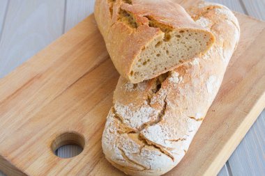 Güzel bir kahvaltı için taze yapılmış lezzetli ekmek çubuğu.