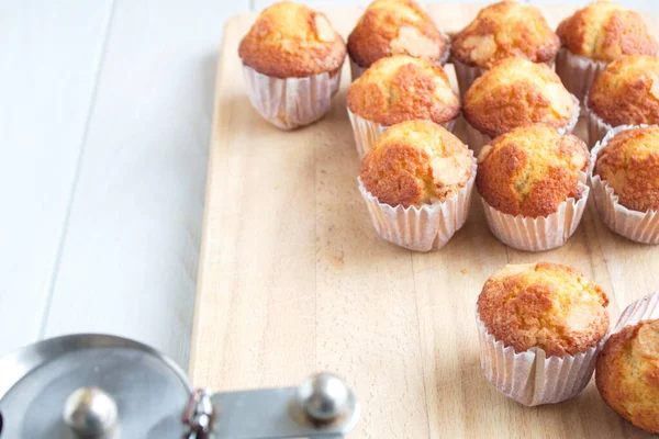 Läckra Hemmagjorda Muffins Nybakade För Att Med Varm Kaffe — Stockfoto