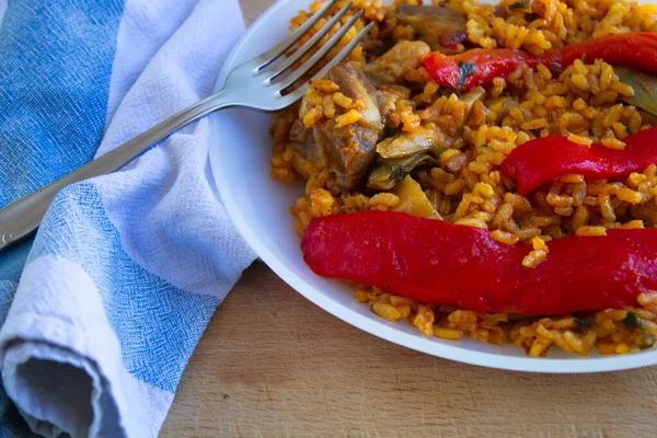 Delizioso Piatto Riso Con Costolette Peperoni Rossi Carciofi — Foto Stock