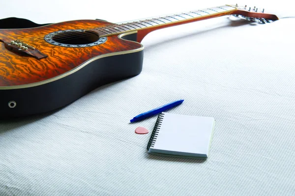 Gitara Akustyczna Łóżku Obok Notebooka Pióra Komponowania Piosenek — Zdjęcie stockowe