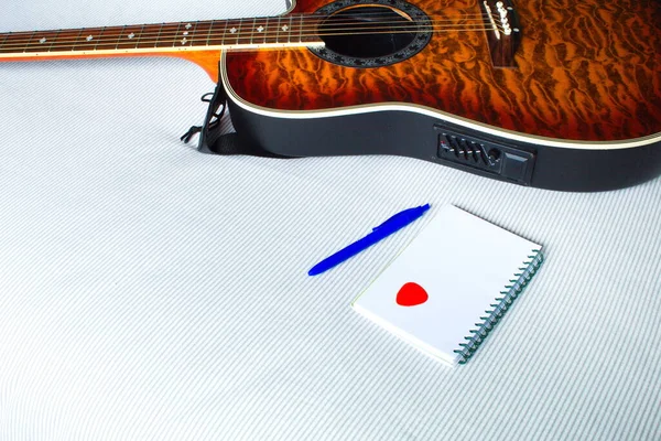 Chitarra Acustica Sul Letto Accanto Notebook Penna Comporre Canzoni — Foto Stock