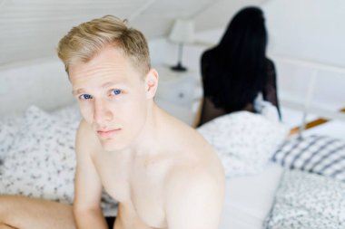 Genç çiftin özel anlarda yatakta sorunları var.