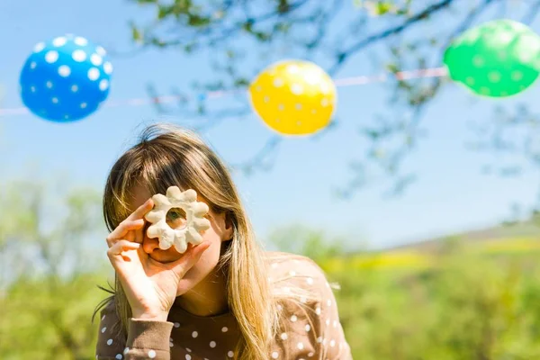 Mujer burlándose - gafas de pasteles caseros —  Fotos de Stock