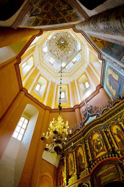 Moscú, Rusia - 9 de julio de 2019: Interior de las murallas de la Catedral de San Basilio — Foto de Stock