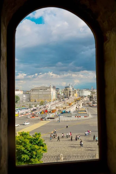 Moscou, Russie - 9 juillet 2019 : Vue de dos de la fenêtre sur la cathédrale de Vassili le Bienheureux — Photo