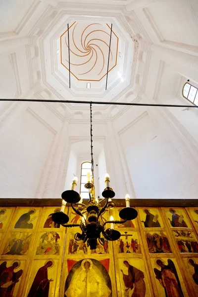 Moscú, Rusia - 9 de julio de 2019: Interior de las murallas de la torre blanca de la Catedral de Basilio el Bendito — Foto de Stock