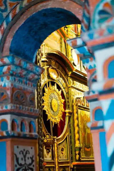 Moscú, Rusia - 9 de julio de 2019: Detalles del icono de oro y adornos — Foto de Stock