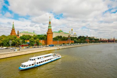Moskova, Rusya - 10 Temmuz 2019: Kremlin 'in yanında araba ve gemi trafiği