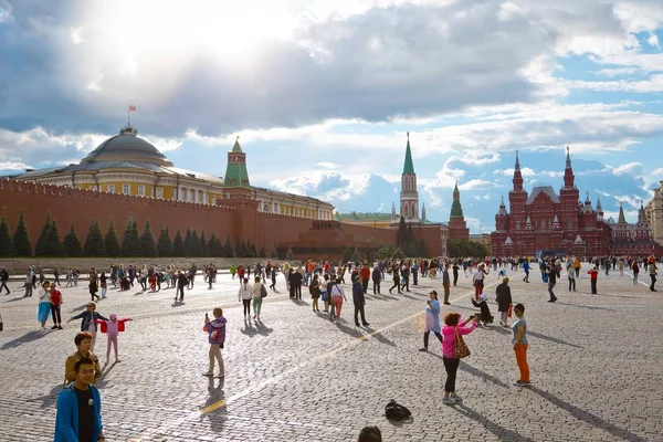 Moskova, Rusya - 9 Temmuz 2019: Kremlin Duvarı 'ndaki Senatskaya Kulesi ve Kremlin Senatosu' ndaki Kızıl Meydan 'daki insanlar