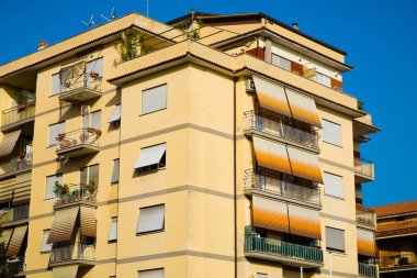 Romanlardaki apartman dairesinin dışı