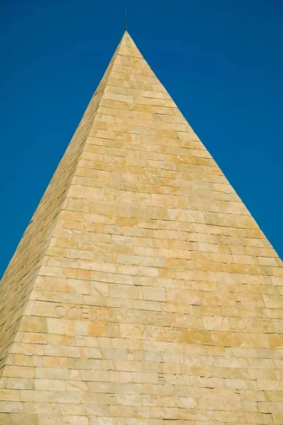 Pyramide von caius cestius in rom — Stockfoto