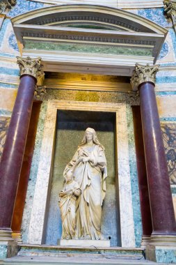 Pantheon 'un içinde bir heykel