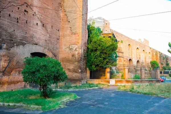 Oude stenen stadsmuur in Rome — Stockfoto