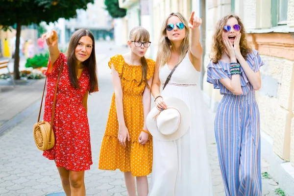 Young girls and women walking downtown — Stock Photo, Image