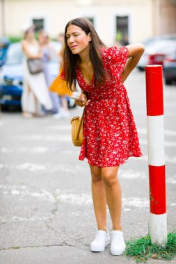 Sırt ağrısı çeken genç bir kadın.