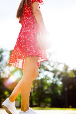 Kırmızı elbiseli genç bir kadının alt manzarası.