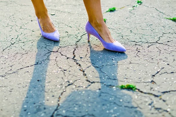 Kobiece stopy w fioletowych szpilkach, eleganckie buty na pękniętych szpilkach — Zdjęcie stockowe