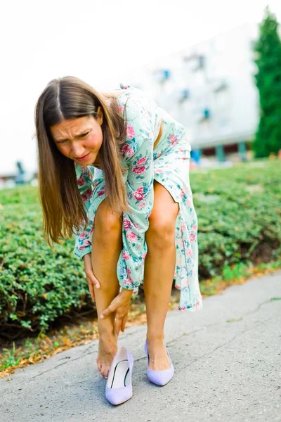 Elegantní žena cítí bolest nohou — Stock fotografie